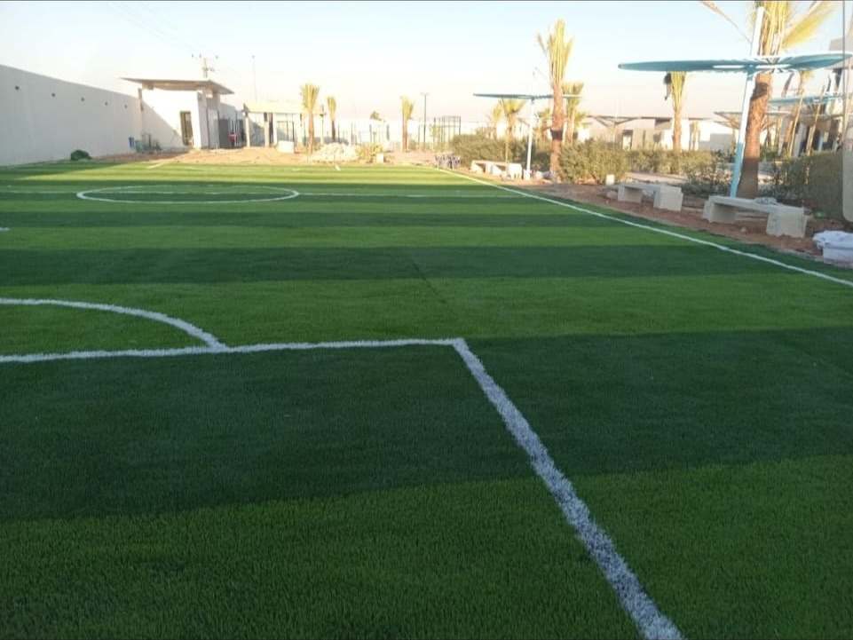 ملعب كرة قدم بعشب صناعي من تنفيذ جرين جروث